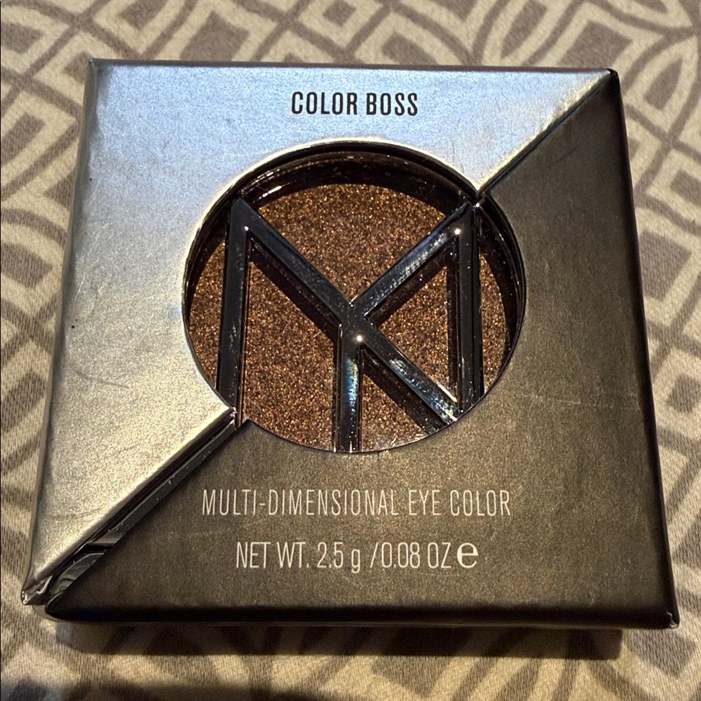 IL MAKIAGE COLOR BOSS EYESHADOW
MULTI-DIMENSIONAL EYE COLOR